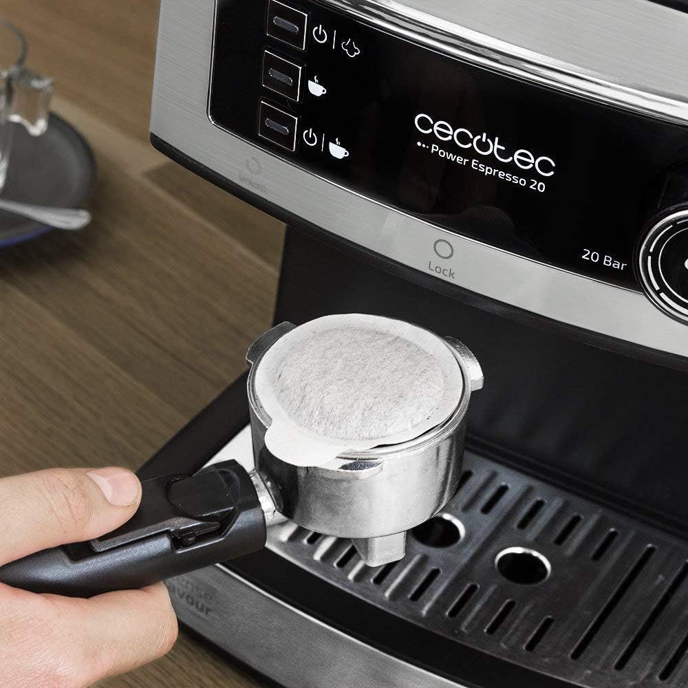 Portafiltro de la Cecotec Power Espresso 20 con una monodosis de papel colocada