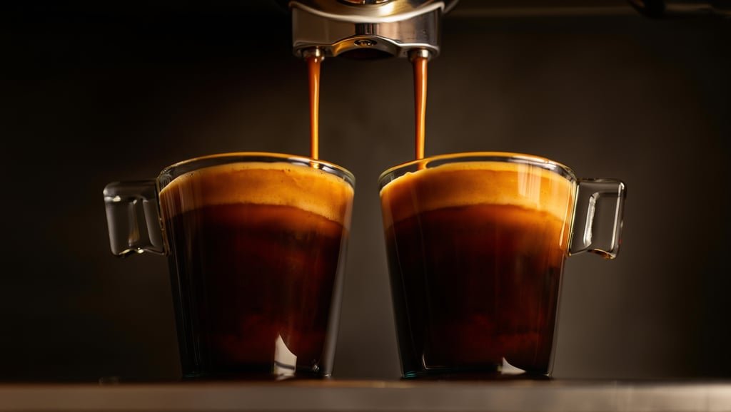 Dos vasos llenándose de espresso con crema densa en la Cecotec Power Espresso 20