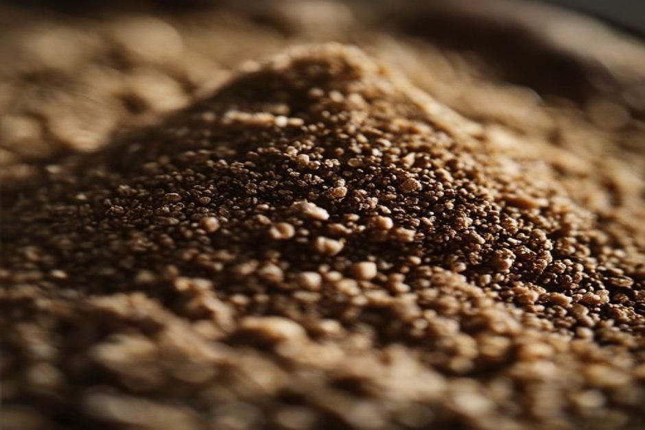 Café molido grueso, como sal gruesa, en primer plano