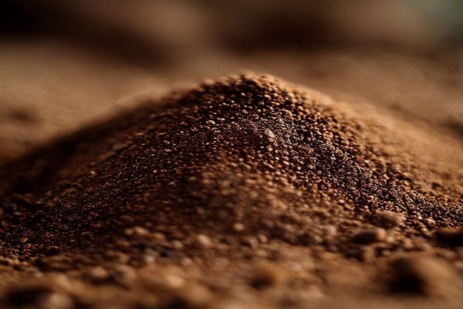 Café molido muy fino en un montón, con textura de polvo