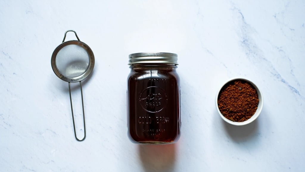 Herramientas para hacer cold brew casero: tarro de cristal y colador
